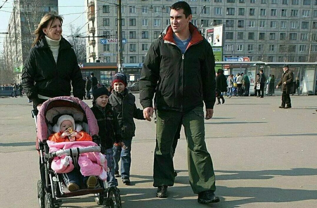 Мобилизации многодетным закон 3 детьми. Многодетная семья. женщина с тремя детьми. многодетный папа. гражданин дети.