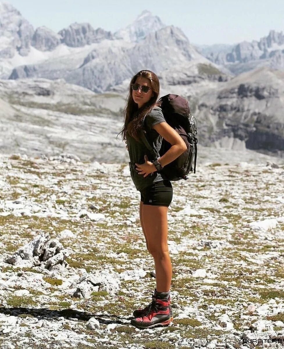 Девушка в горах. Одежда для похода в горы. Женская одежда для похода в горы. Фотосессия в горах. Tracking girl