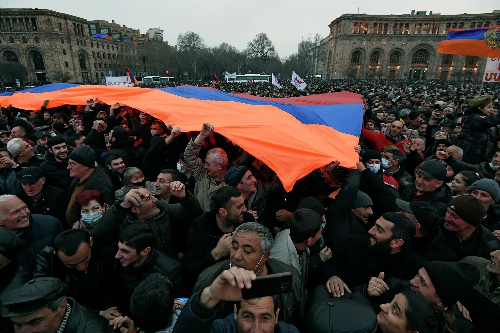 Какой сегодня армения. Протесты в Армении 2021. Никол Пашинян на митинге. Протесты в Армении 2022. Антироссийские протесты в Армении 2022.