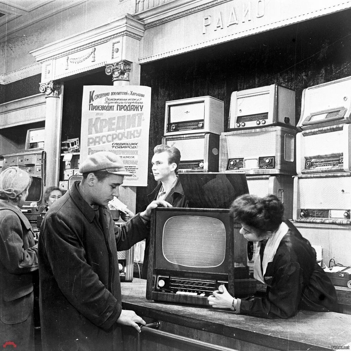 Ремонт телевизоров советская. Телерадиола Харьков 1959. Старый телевизор. Советский телевизор. Телевизор советских времен.