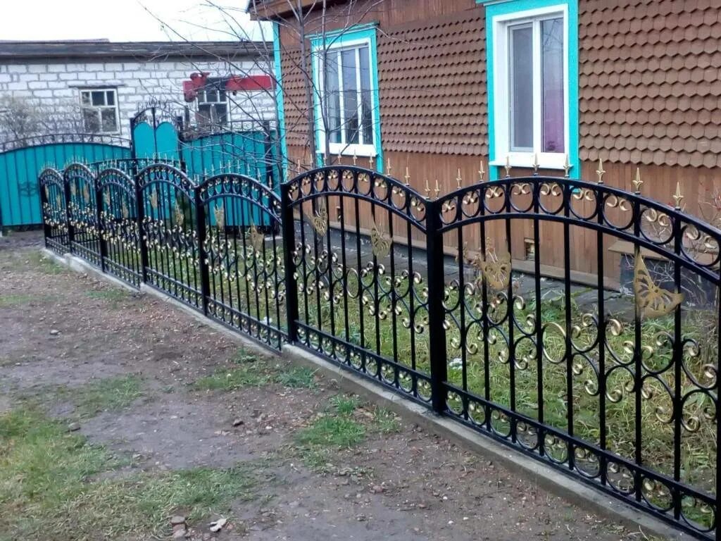 Палисадник перед домом металлические. Кованый палисадник. кованые ограждения для палисадника. кованые заборы для частного дома. железные заборы для палисадника.