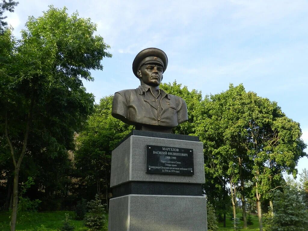 Памятник василию филипповичу маргелову в москве. Ф. Памятник маргелову василию филипповичу. Памятник маргелову павловск. Памятник василию маргелову.
