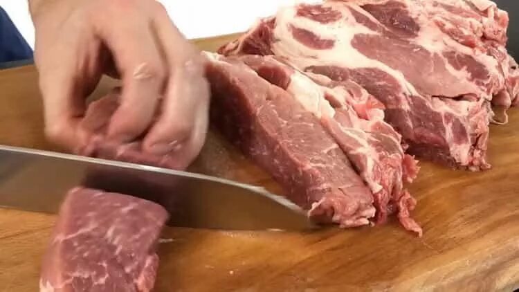 Режем мясо на шашлык из свинины. Нарезка свинины на шашлык. нарезка свиной шеи на шашлык. свиная шея нарезка.