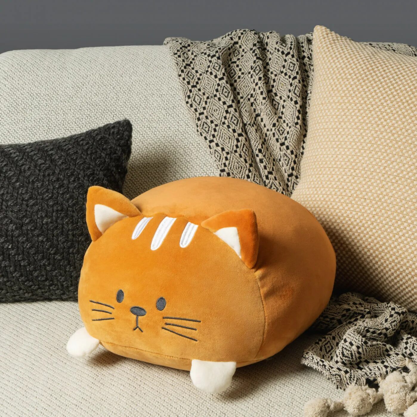 Подушка рыжий кот. Подушка kitty balvi диванная. подушка balvi kitty белая. подушка balvi kitty коричневая. подушка диванная котенок kitty.
