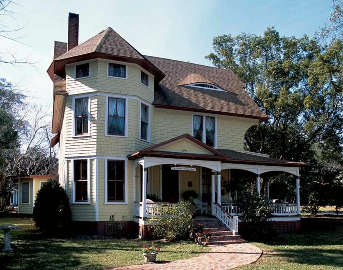 Красивый дом с эркером. Фасады домов с эркером. Красивые эркеры домов. Дом двухэтажный новация с эркером. Проекты коттеджей.