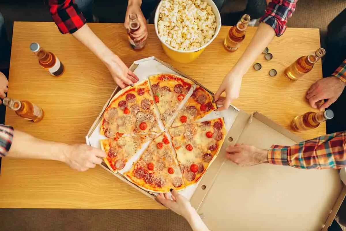 Пицца в руке. Пицца вечеринка. Руки тянутся к пицце. Пицца тянется. Почему пицца круглая а коробка