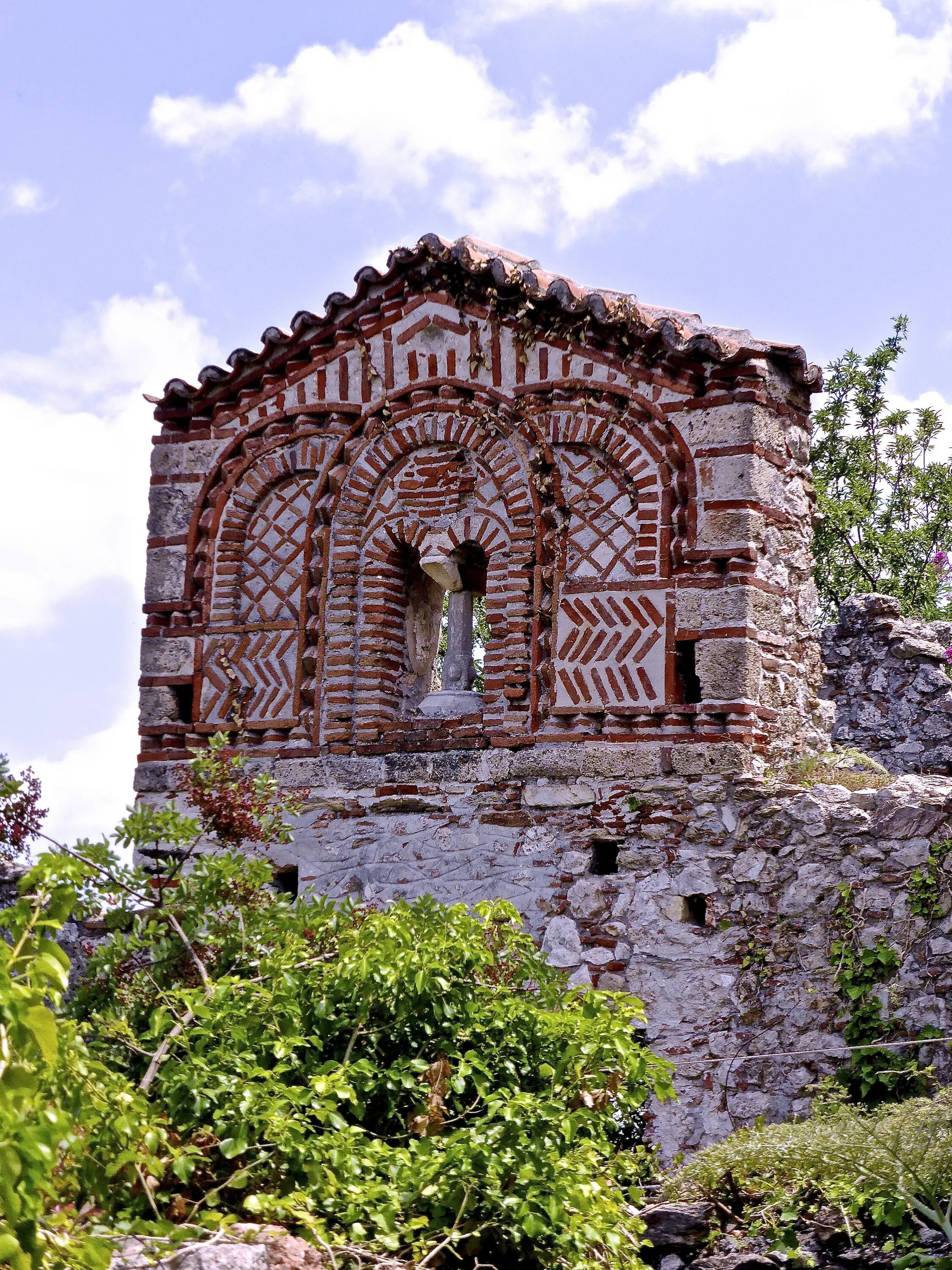 Build a temple. Греция Мистра Византийский храм. Византийский храм в Лоо. Византийские развалины Ахштырь. Храм Николая Чудотворца Ахштырь.