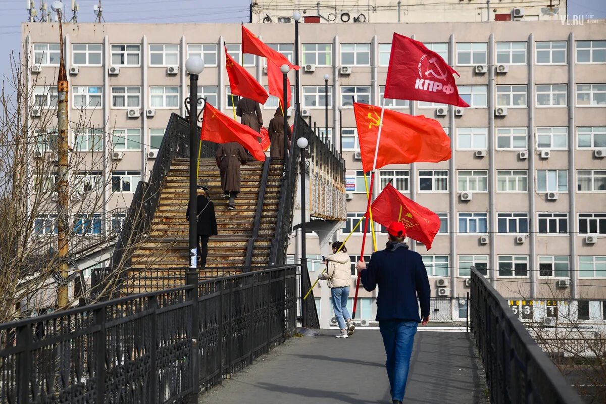 Приморского комсомола. Коммунисты Владивостока. Комсомол революция. Коммунисты в прошлом. Флаг революции фото.