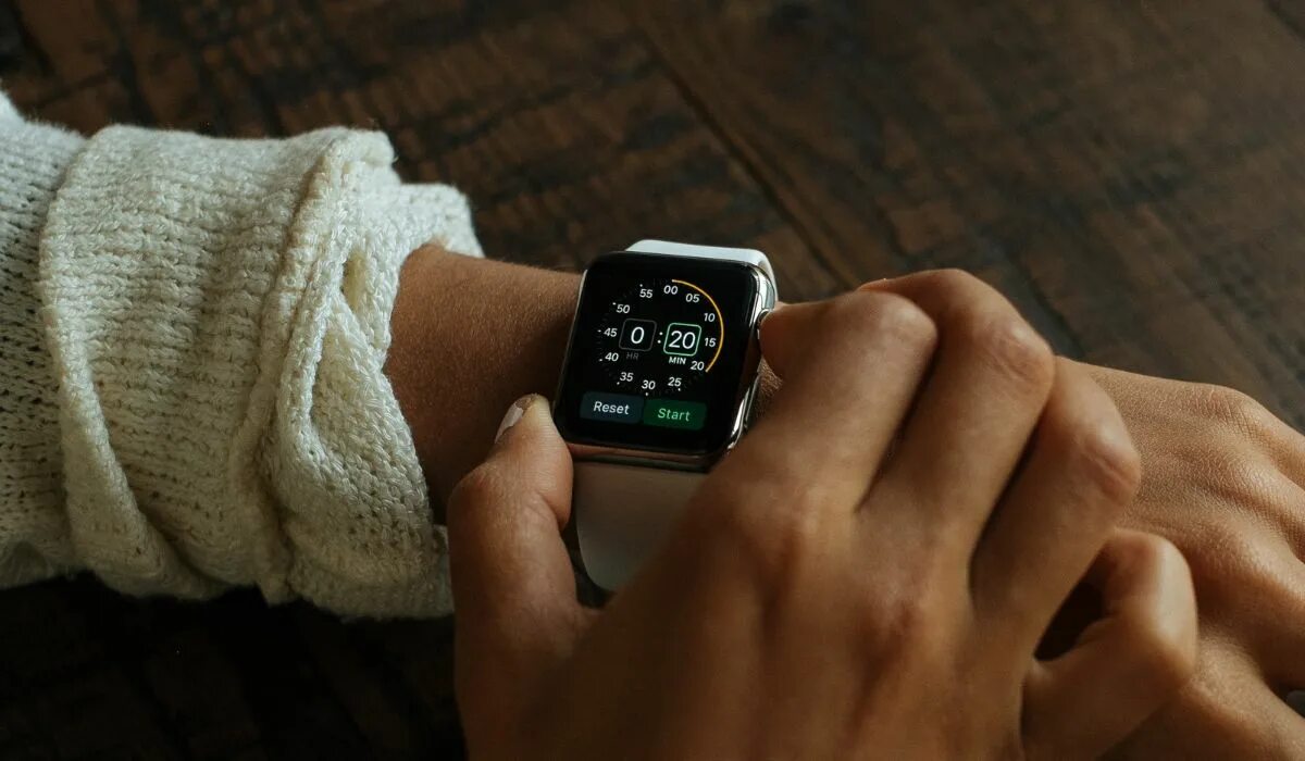 Watch on wrist. My watch keeps. Приложение starline для apple watch. Геометрические наручные часы девайс. My watch keeps.