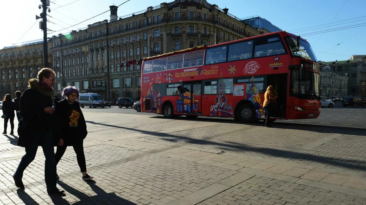 Вечерняя Москва экскурсия. Автобусные экскурсии по вечерней Москве. Самый центр Москвы. Туристы в центре Москвы. Автобусные экскурсии по москве от красной