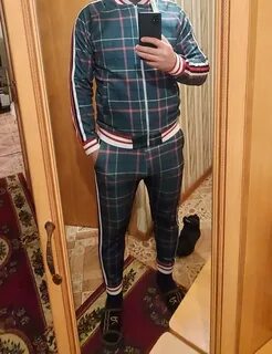 Костюм продает есть