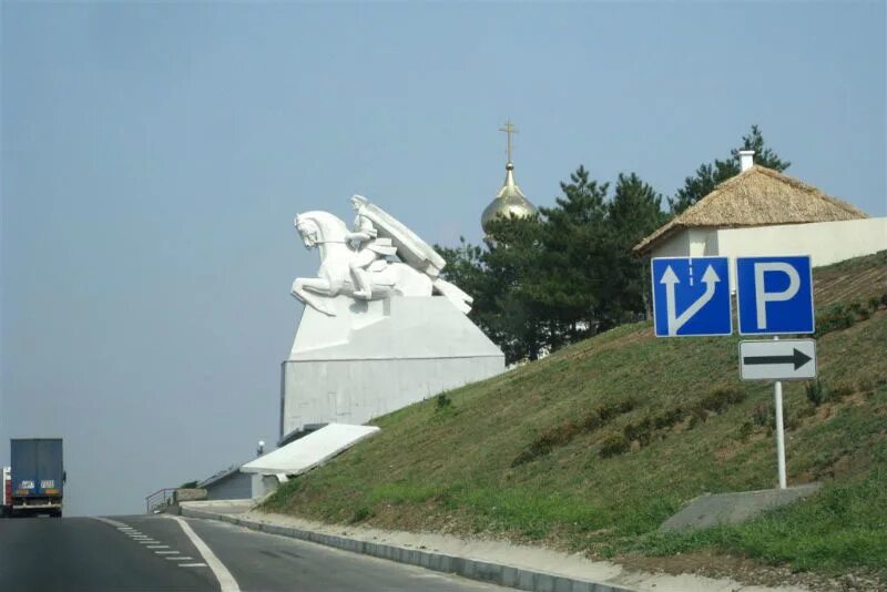 Краснодарский край станица Кущевская. Памятник казакам на трассе м4. Станица Кущёвская Краснодарский край памятник на вьезде в. Памятник казакам Краснодарского края на м 4 Дон. Ростовская обл краснодарский край