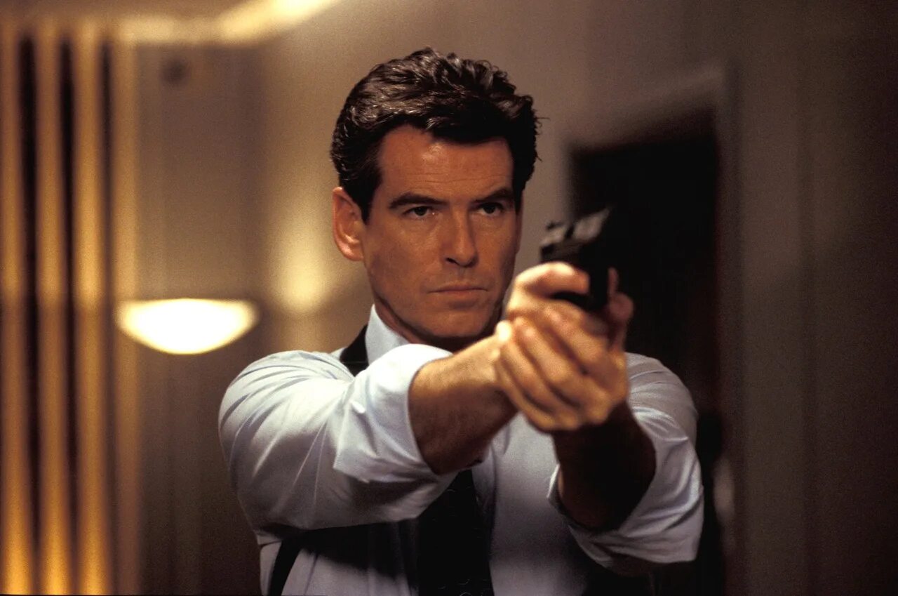 Агент ми 6. Пирс Броснан 007. Пирс Броснан в роли Джеймса Бонда.