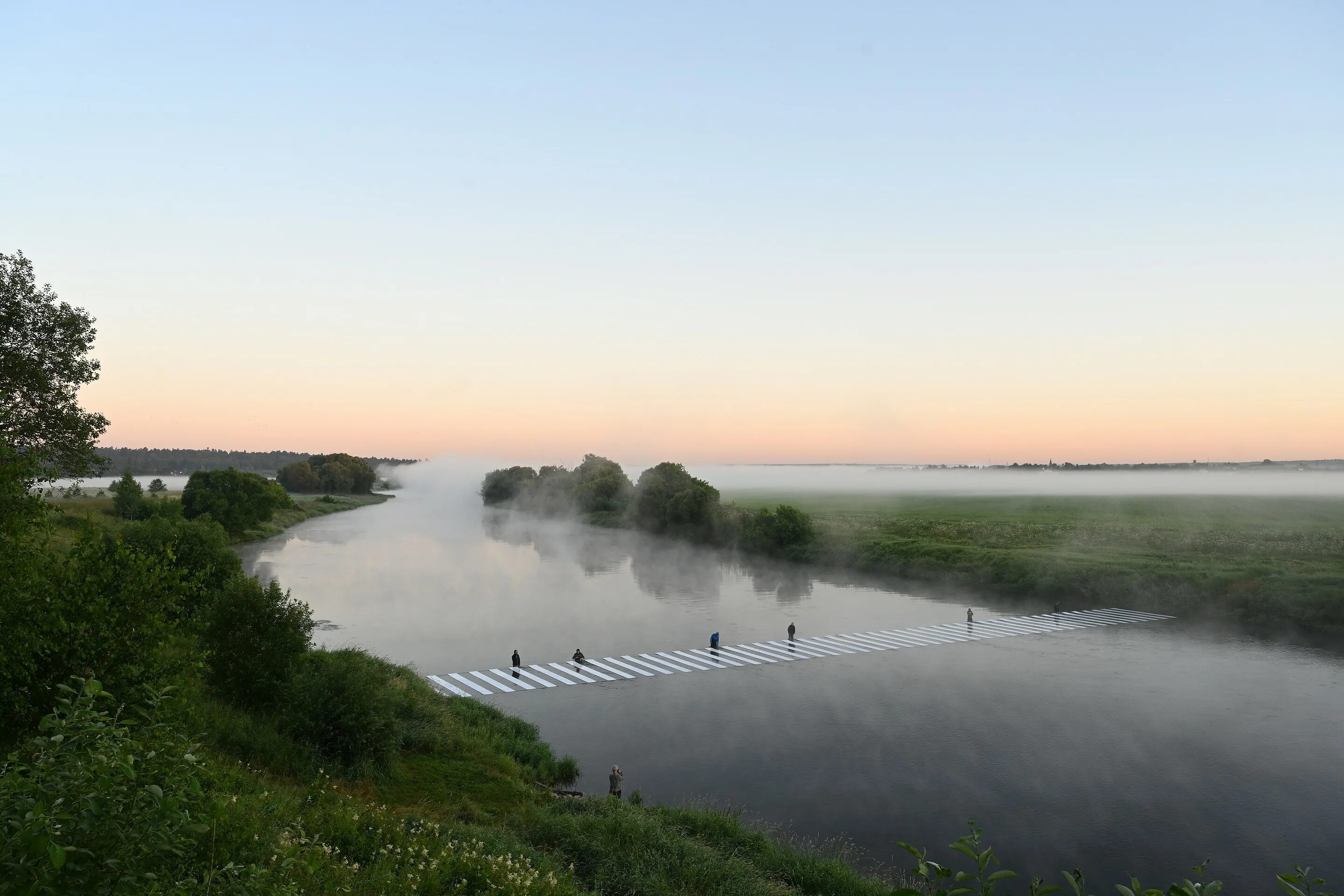 Реки сделано человеком. Николина гора Москва река. Неглубокая река. Неглубокое место в реке.