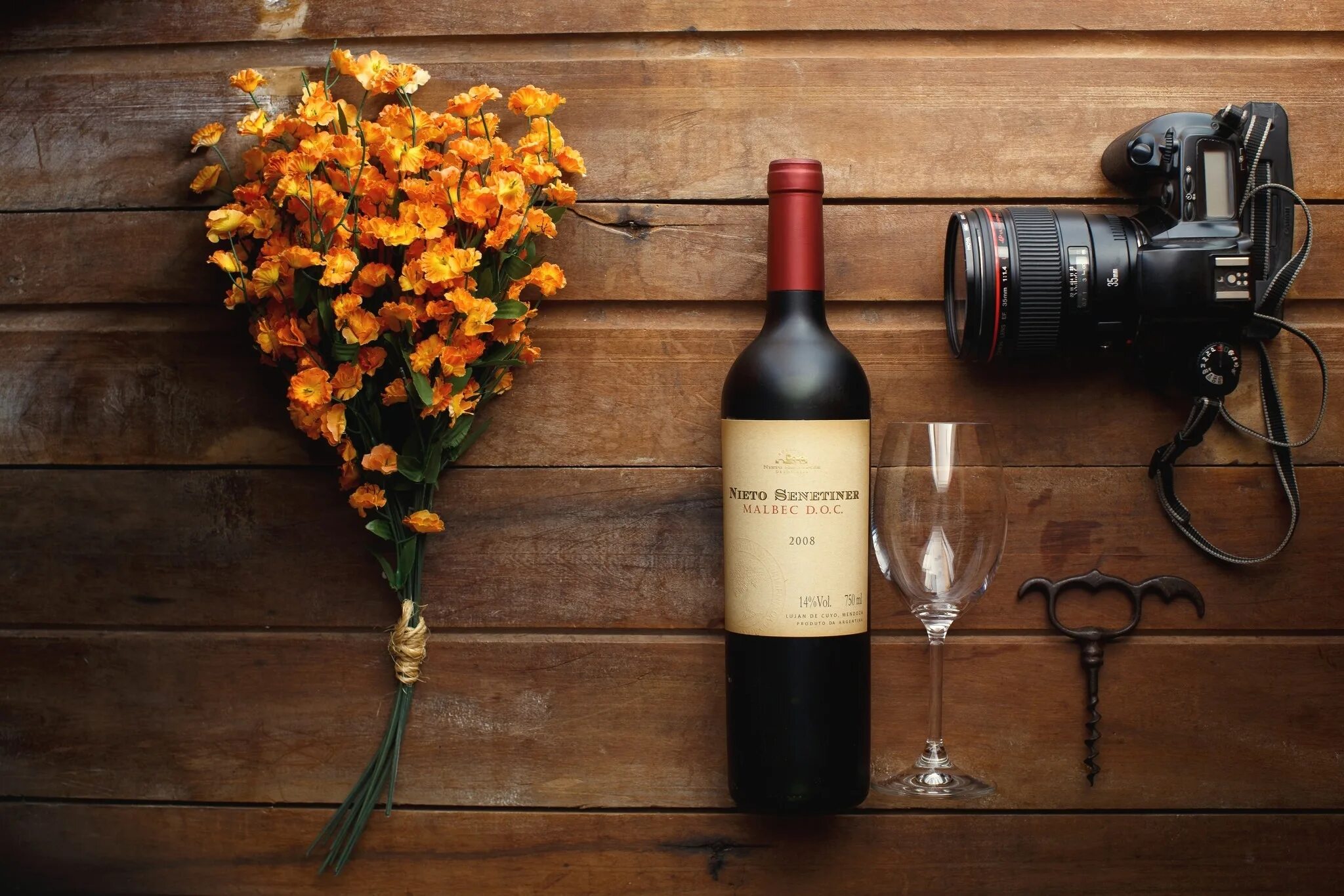 Вино красивые фото. Бутылка вина. Вино и цветы. Красивая бутылка вина. Бутылка вина в цветах.