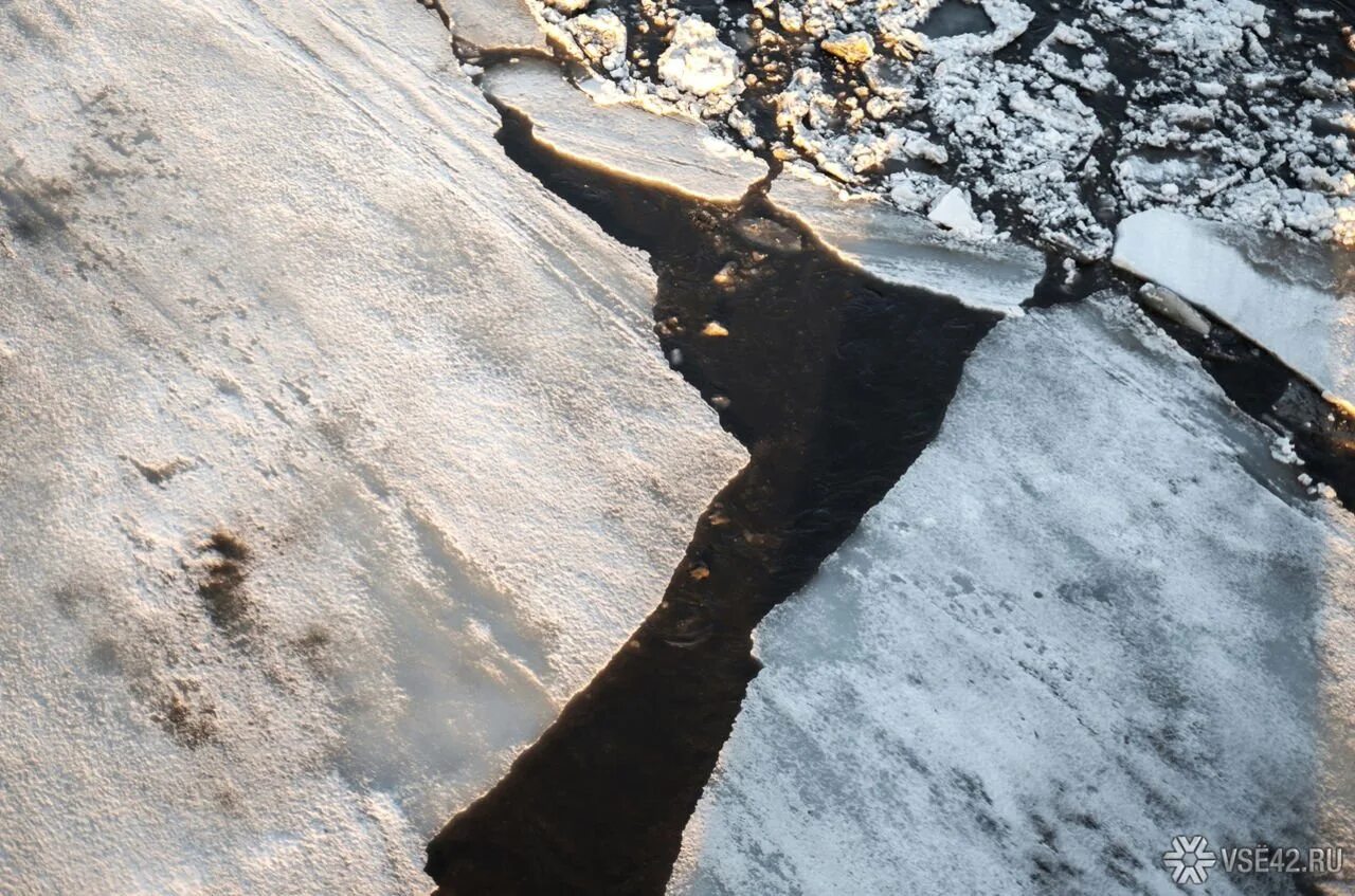 Раз промахнулась по льду пошли трещины. Лед на реке. Ледоход на реке. Ледоход 2022. Вскрытие льда на реке.