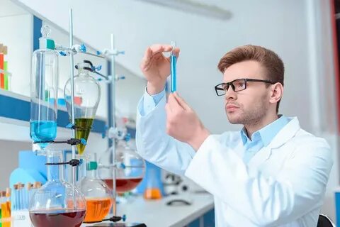Человек работающий в лаборатории