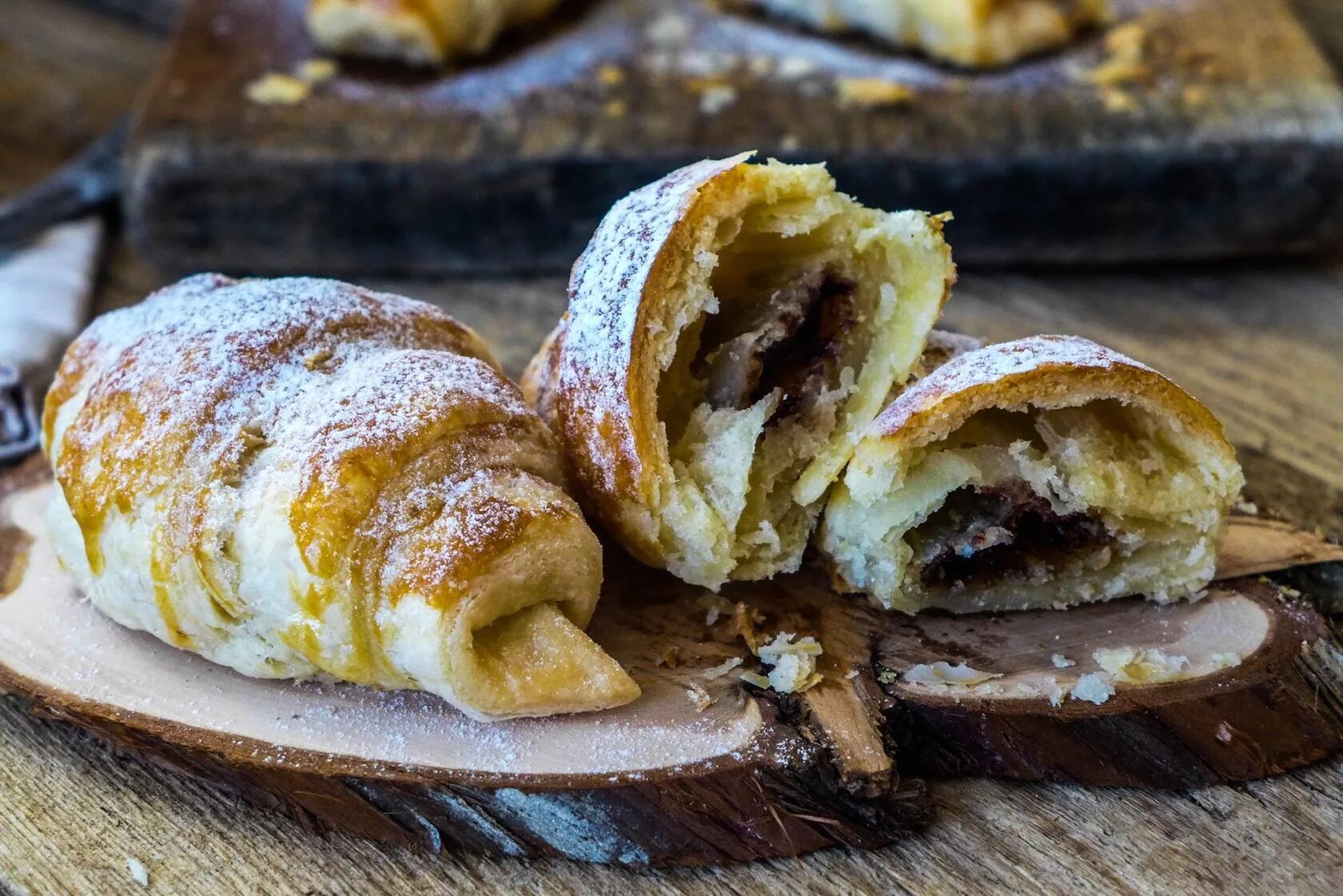 Выпечка с начинкой. Французская выпечка. Слойка с шоколадом. Французские слойки