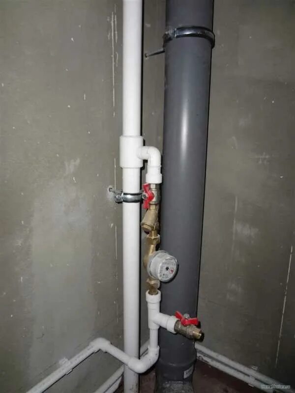 В новостройках есть стояк?. Протечка трубы в ванной. Замена отводов полотенцесушителя. Можно стоякот с водой отводить вм сторону. Против стояка.