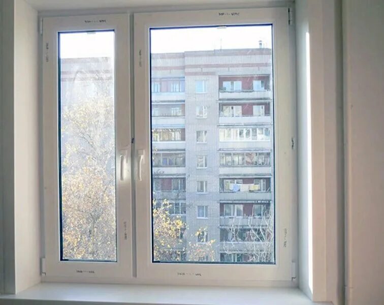 Окно двухстворчатое пластиковое. Пластиковые окна в квартире. Окно двухстворчатое пластиковое в интерьере.