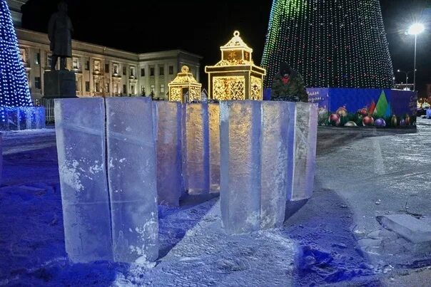 Ледяные фигуры на площади Куйбышева. Лед площадь. Лед откуда взял для новый год.