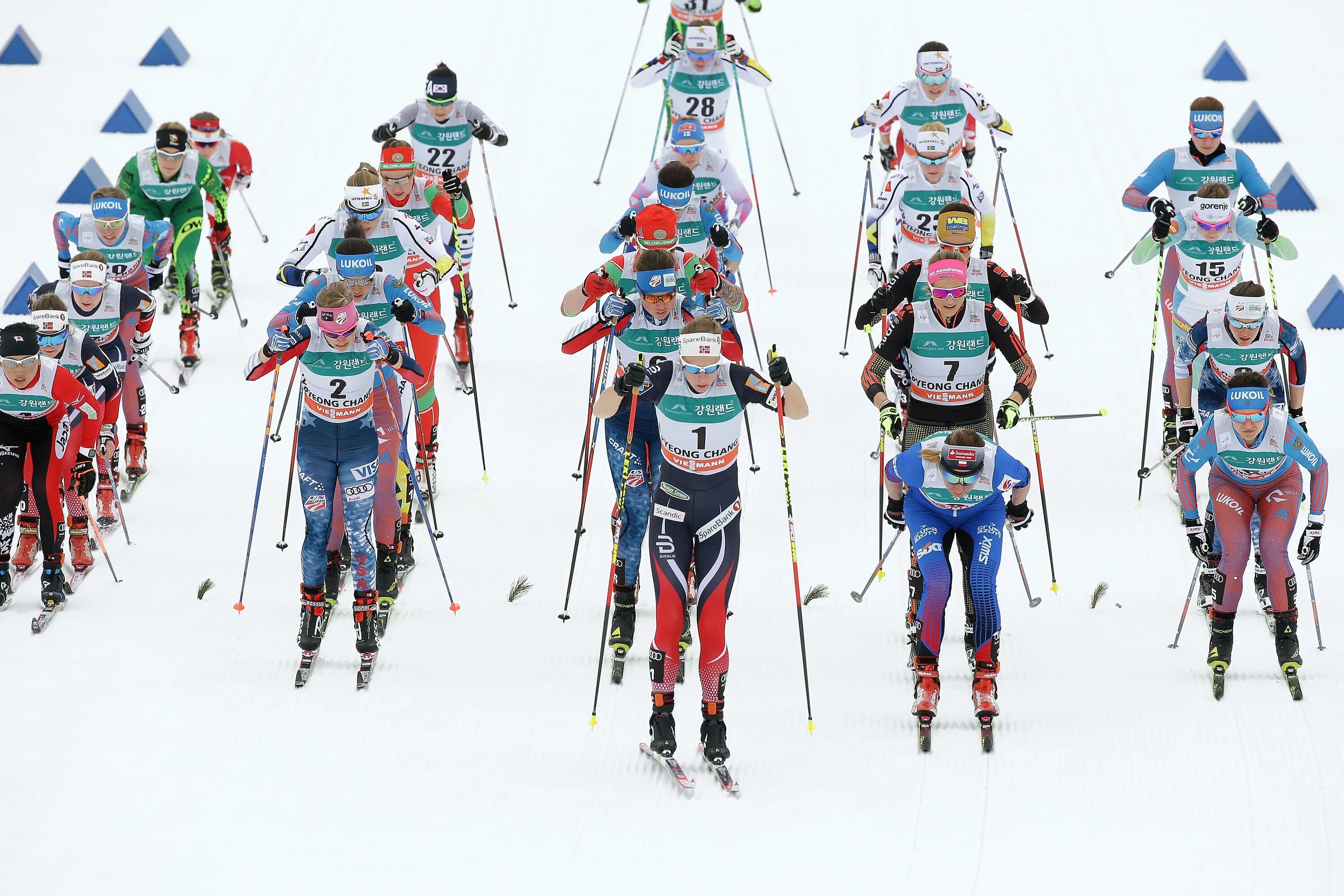 Международная федерация лыжного. Абстрактные лыжники. Лыжные гонки вид сверху. Лыжный фон. Лыжные гонки фон.