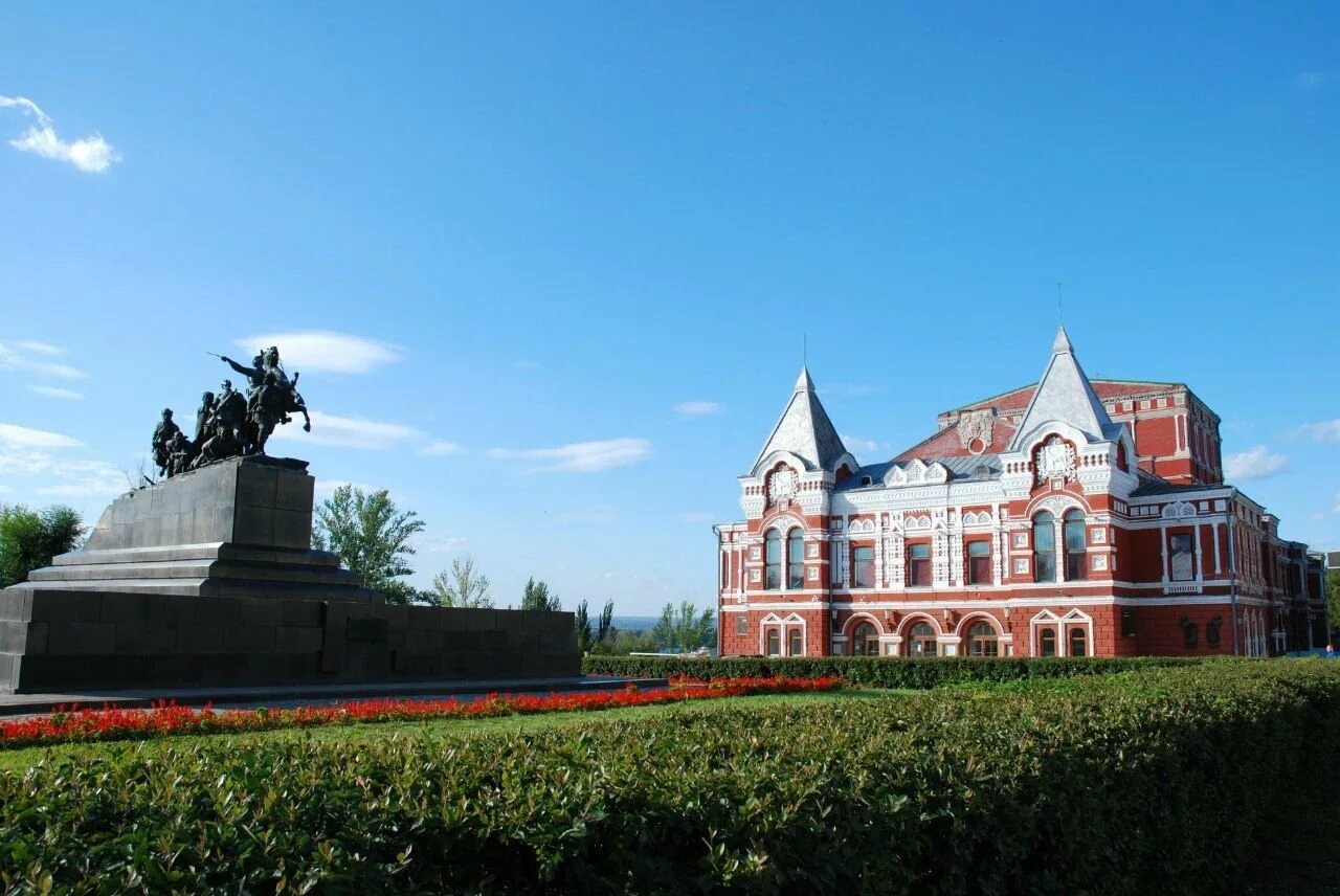 Драма самара. Самарский театр драмы памятник чапаеву. площадь чапаева самара. площадь чапаева памятник самара. сквер драмтеатр самара.