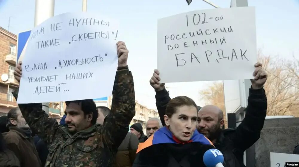 Что ждет армян. Протесты в Армении против России. Антироссийские митинги в Армении. Русские оккупанты в Армении. Армяне митинг против русских.