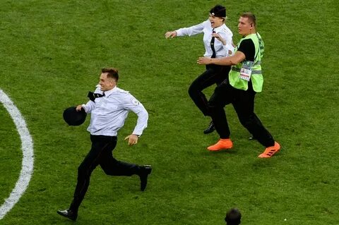 Где можно поставить что выбегут на поле