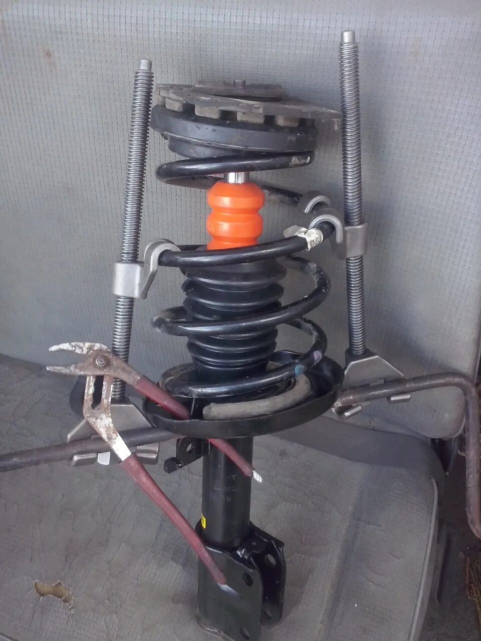 Передние амортизаторы на рено меган 3 хэтчбек 2013 года. 6. Передние стойки рено меган 2. Амортизатор передний рено меган 2. Амортизатор передний рено сценик 3.