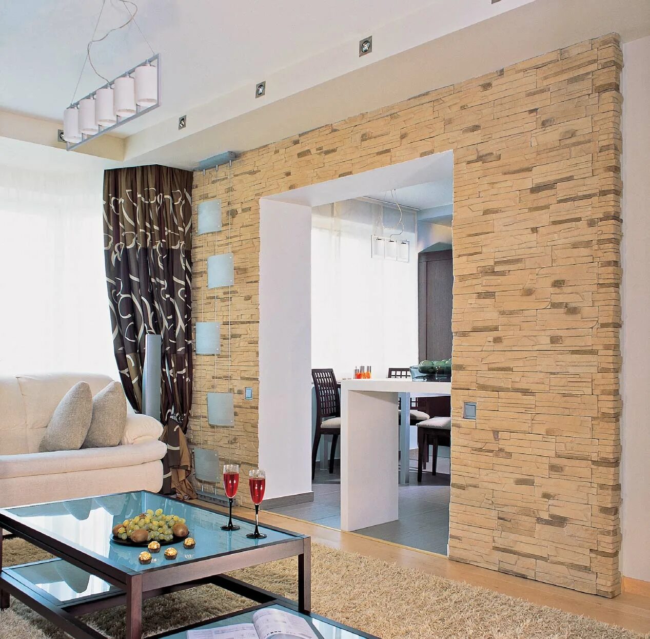 Отделка проема. Несущая балка в интерьере. Арка стрельна. Арка межкомнатная отделка европласт. Проем между кухней и гостиной.