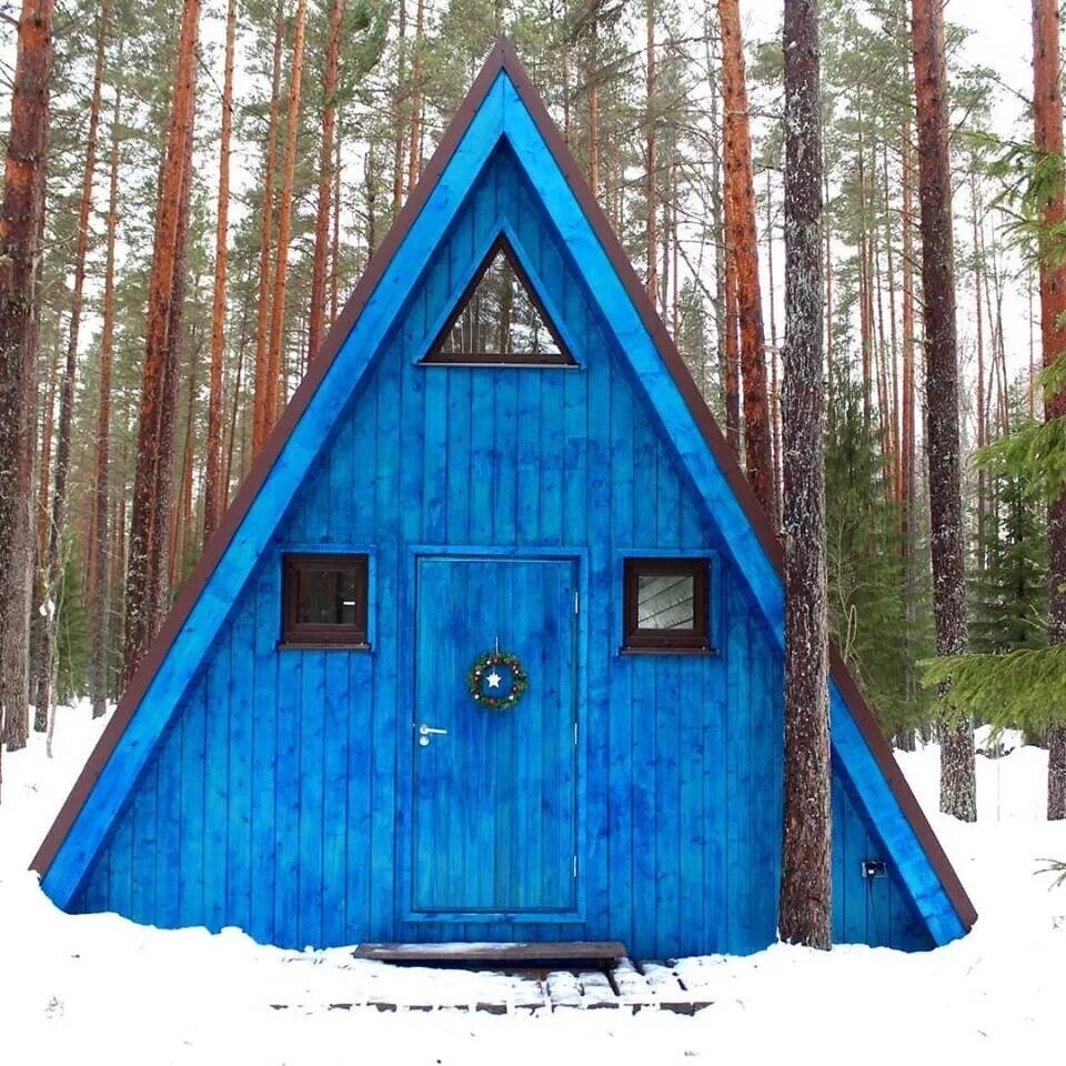 треугольные домики спб. домик шалаш манская заимка. глэмпинг елки парк ярославль. шанти домики в ленинградской области. домики с треугольной крышей зимой.