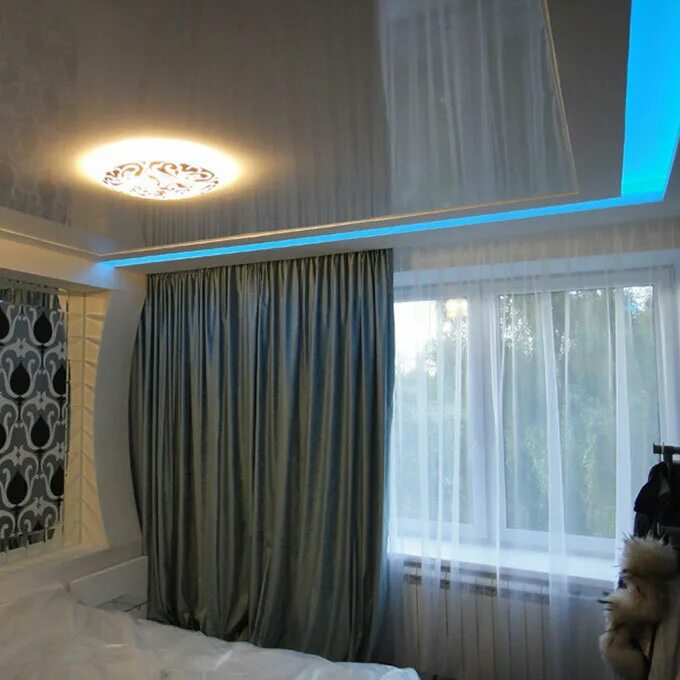натяжные потолки с подсветкой. парящий натяжной потолок. парящий потолок с подсветкой. подсветка штор светодиодной лентой. гардина для натяжного потолка.