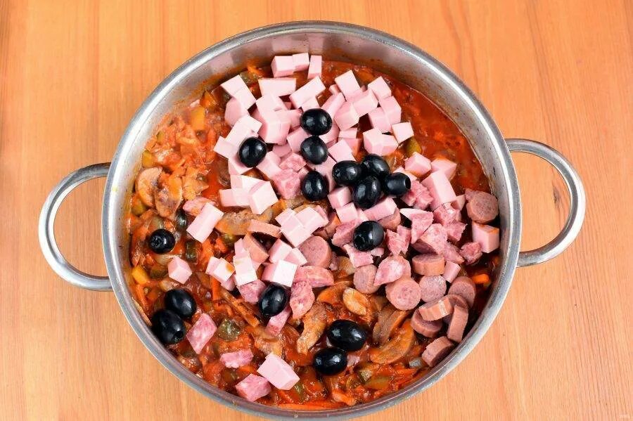 Сварить солянку рецепт с колбасой. Набор для солянки. продукты для солянки. готовый набор для солянки. нарезка на солянку.