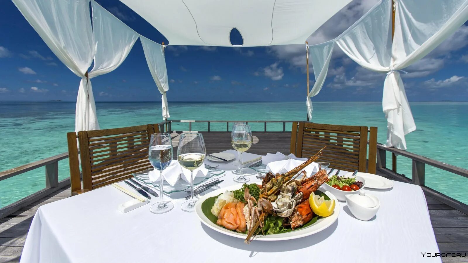 More dining. Baros Maldives 5 Мальдивы. Кафе на побережье океана. Кафе на берегу моря. Ресторан на побережье моря.