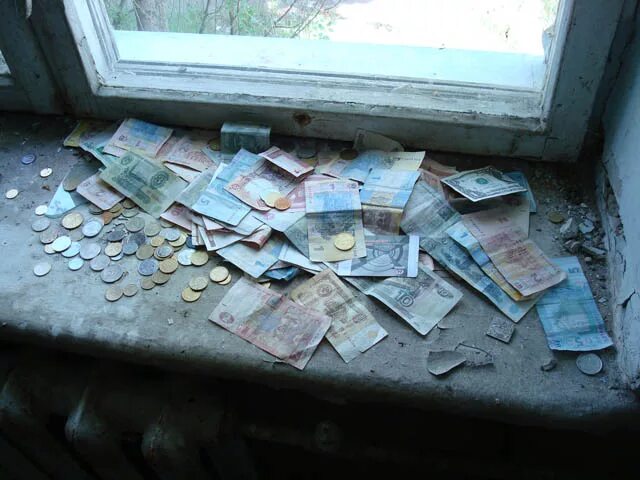 деньги из чернобыля. машзал чаэс. старая фабрика чернобыль. чернобыль деньги. горисполком припяти внутри.