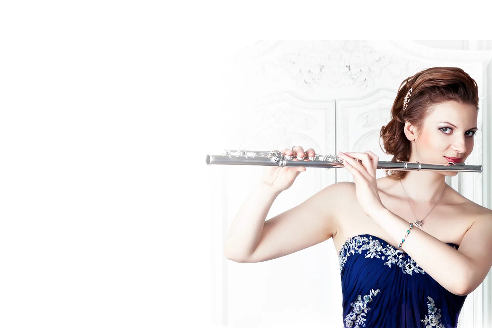 игра на свирели. шоу талантов австралийка на флейте. шоу талантов индия. флейта в руках. флейта.