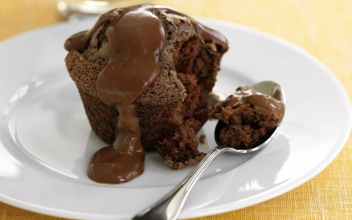 Шоколадный кекс за 5 минут. Шоколадный кекс Брауни в микроволновке. Шоколадный Маффин в микроволновке. Десерты шоколадные маффины. Кекс в микроволновке за 5 шиколадныйюйй.