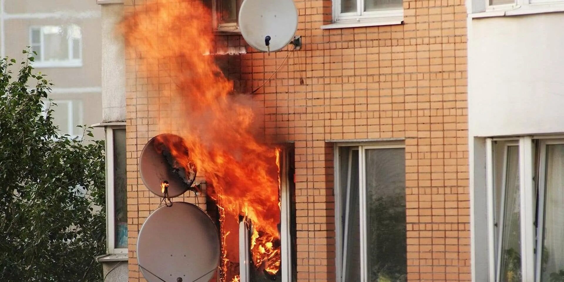Пожарные окна в здании. Огонь в окне. пожар из окна. пламя из окна. пожары в жилых домах.