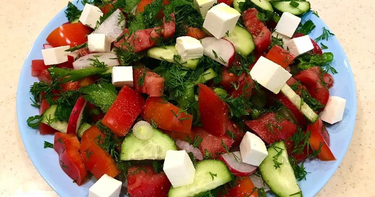 Салатный сыр фетакса. Вкусный рецепт салата с фетаксой. Салат сыр фетакса помидоры. Салат греческий с дунганским перцем и сыром фета. Вкусный рецепт салата с фетаксой.