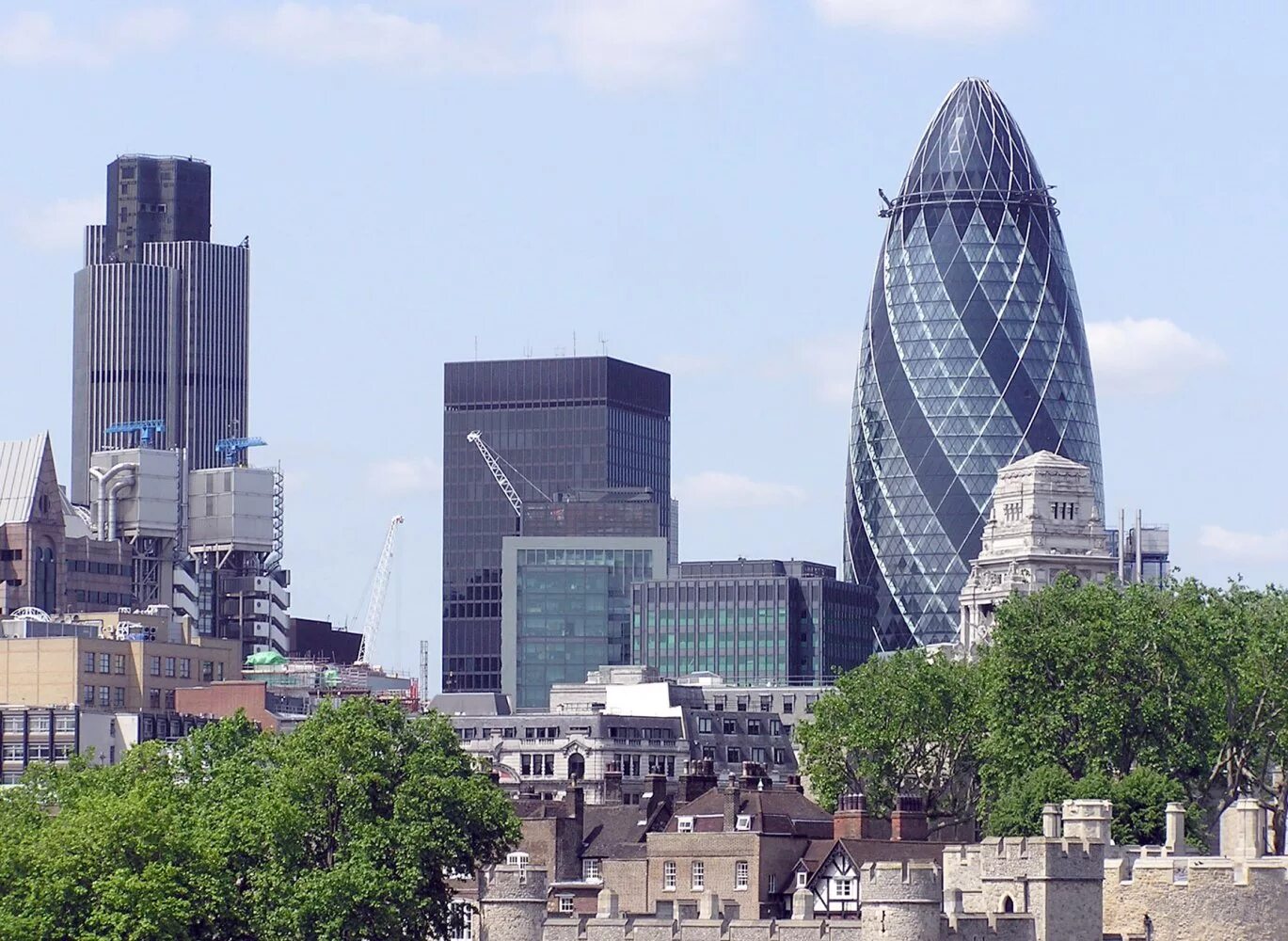 Небоскреб яйцо. Небоскрёб мэри-экс в лондоне. the gherkin в лондоне. корнишон лондон небоскреб. норман фостер огурец в лондоне.