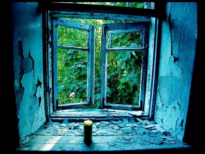 окно вечер. старая комната. ветер стучит в окно. старое окно и дождь. старое окно и дождь.