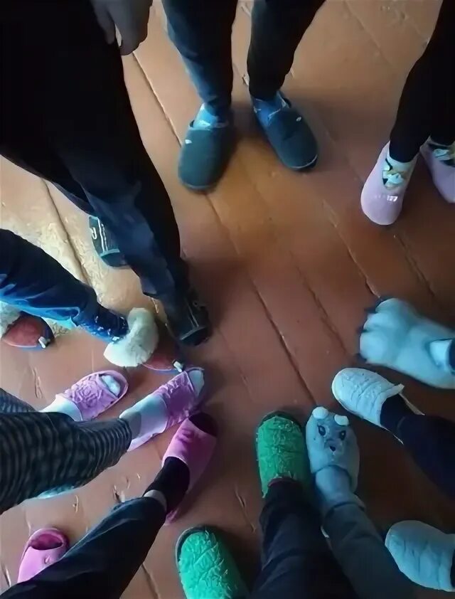 Девушка в домашних тапочках. День тапочек в школе. День домашних тапочек в школе. В школу в тапках. День в тапочках в школе.
