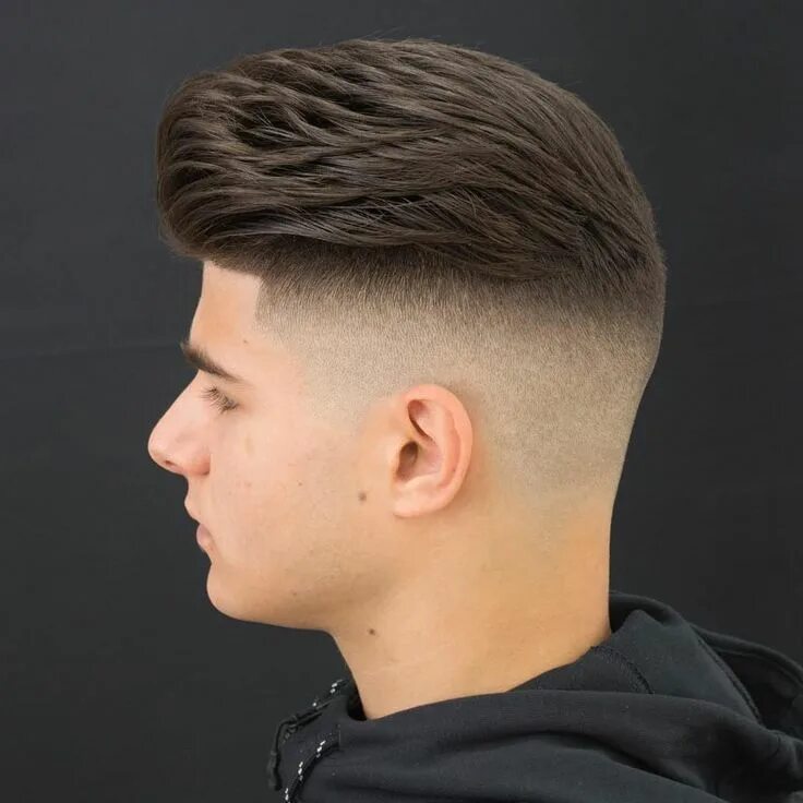 Low taper fade. Фейд андеркат Помпадур. Стрижка андеркат Помпадур. Фейд андеркат. Стрижка фейд андеркат.