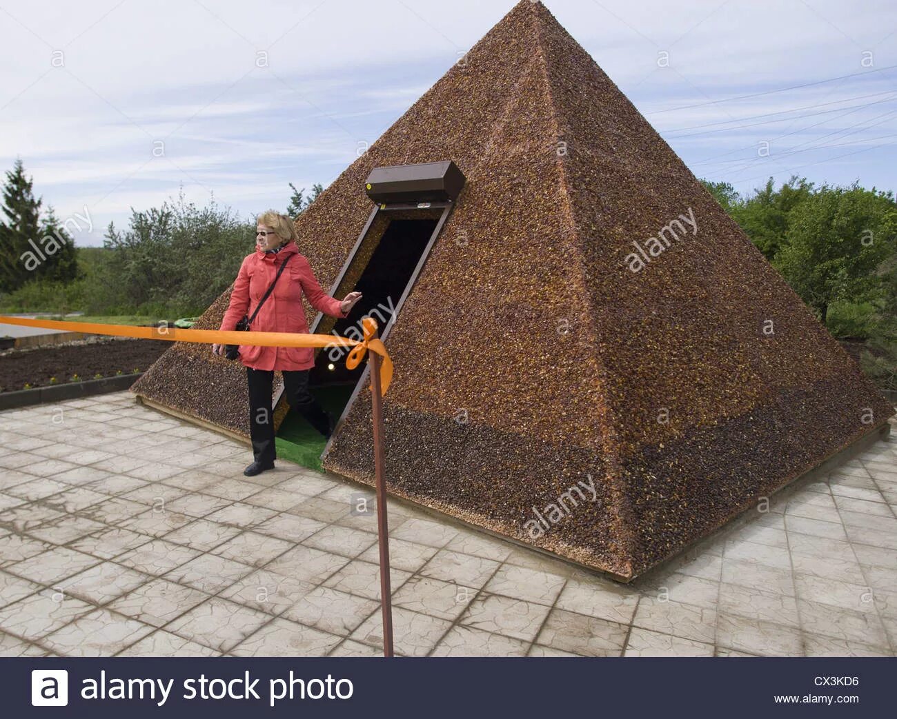 Пирамиды самому сделать. Янтарная пирамида в Калининграде. Поселок Янтарный пирамида. Пирамида облицована янтарем Калининград. Пирамида в Янтарном Калининградской области.