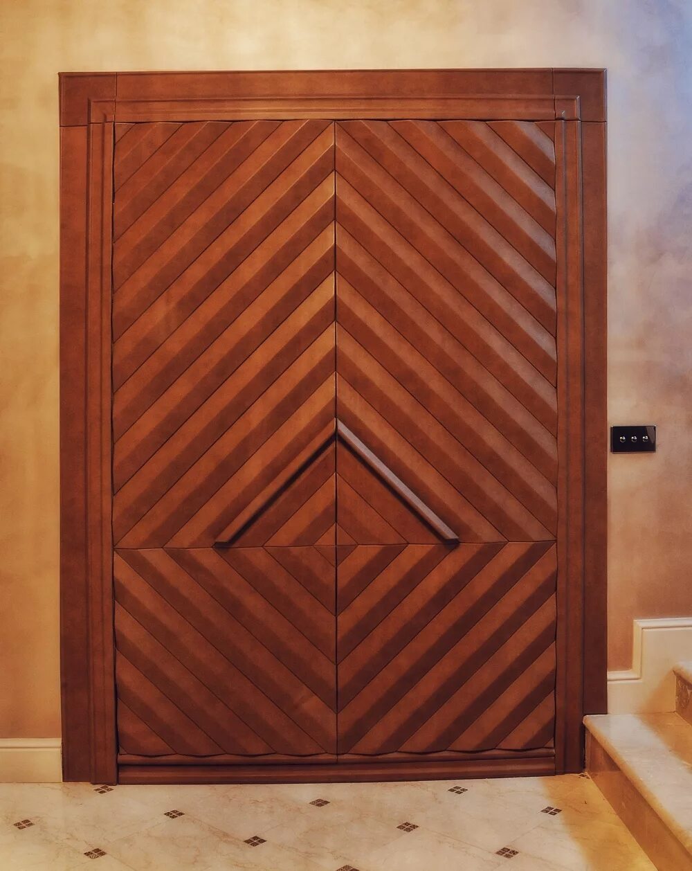 Обивка дверей. Обитая деревянными. Теплоизоляция двери входной деревянной. Обивка двери дермантином в ссср. Обитая деревянными.