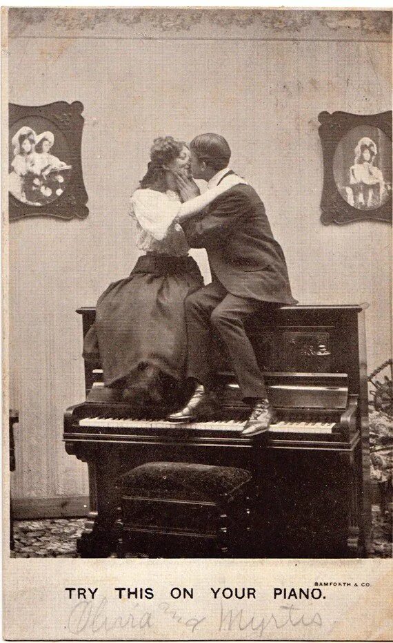 фильм пианино поцелуй. мужчина и женщина за роялем. мужчина женщина рояль. Kiss on the piano. Kiss on the piano.