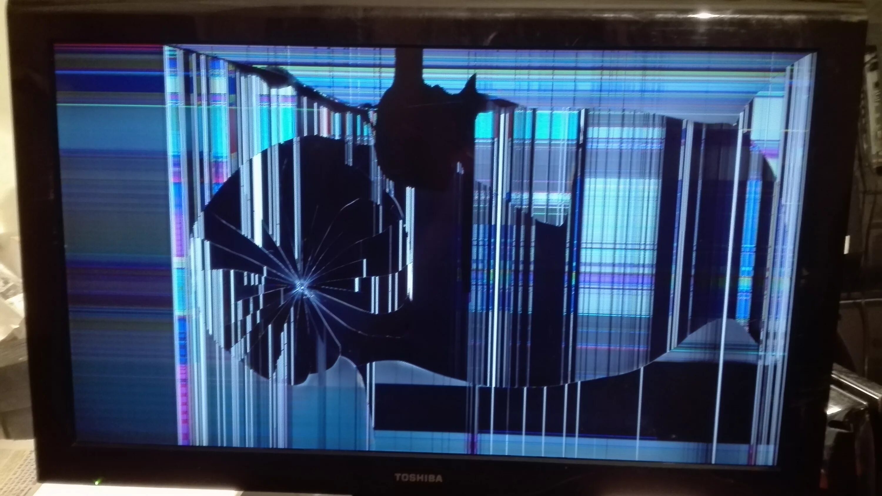 Сдать телевизор новый. Toshiba 32av500pr матрица. Монитор с разбитой матрицей. Разбитая матрица. Телевизор с разбитой матрицей.