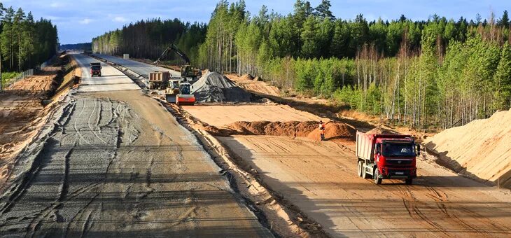 Деревянные дороги в России. Отсыпка кустовых площадок. Автодорога с деревянным покрытием. Стройка дорог в лесу.