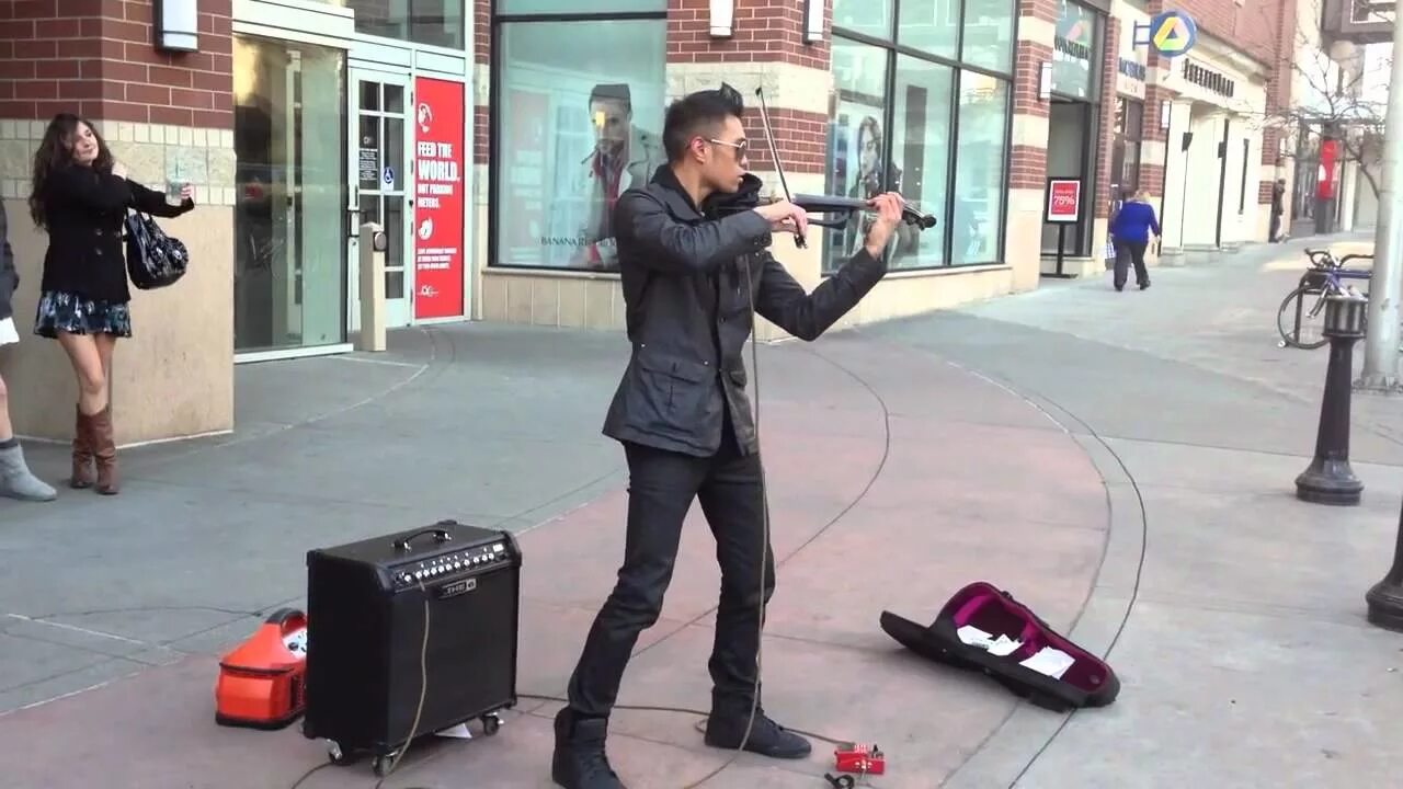 два скандинавских мальчика поют. одинокий гитарист. мальчик поет на улице. дети улицы. уличные музыканты.